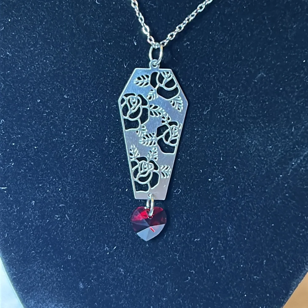 Coffin, rose and heart pendant - Picture 4 of 5